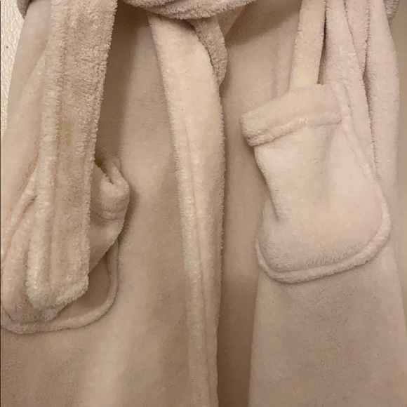 Robe - Picture 2 of 2